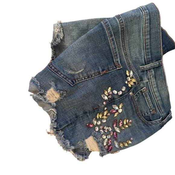 Size 8 high rise denim shorts with rine stones new no tag - Picture 4 of 7